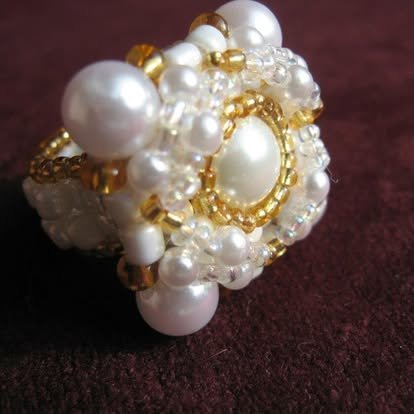 Anillo Blanco Perlas y Mostacillas – Marianerías by Marian
