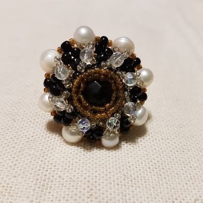 Anillo Perlas Negro y Blanco – Marianerías by Marian