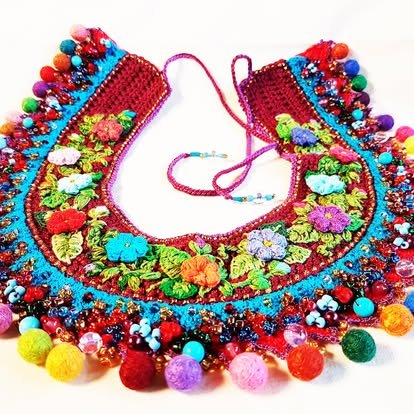 Pectoral multibordado hecho a mano por Marianerías