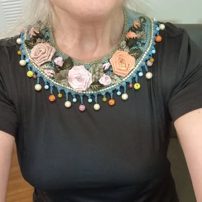 Pectoral Rosas – Marianerías by Marian