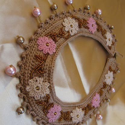 Pectoral Tostado con Flores – Marianerías by Marian